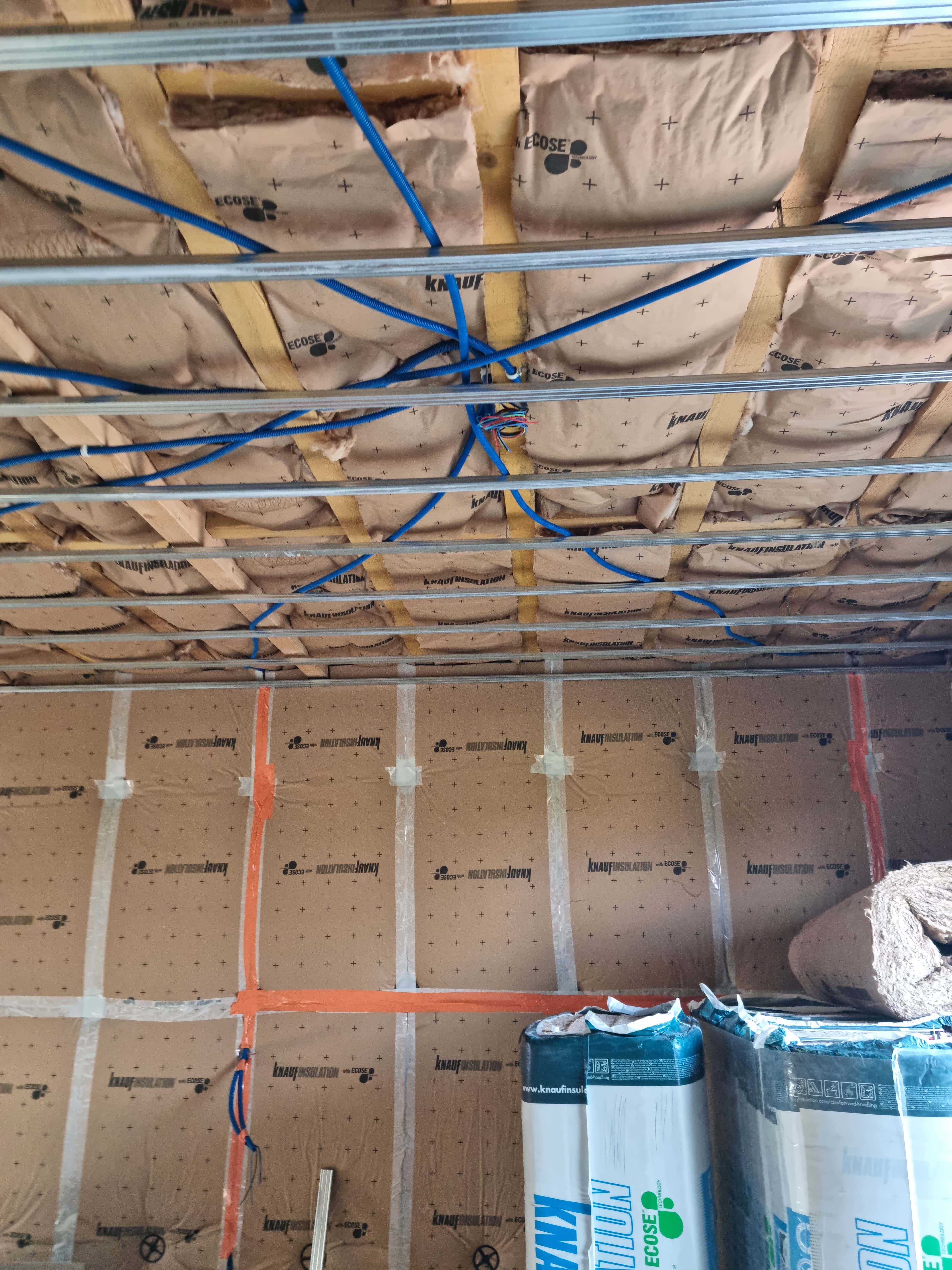 Pose d'isolant et câblage électrique