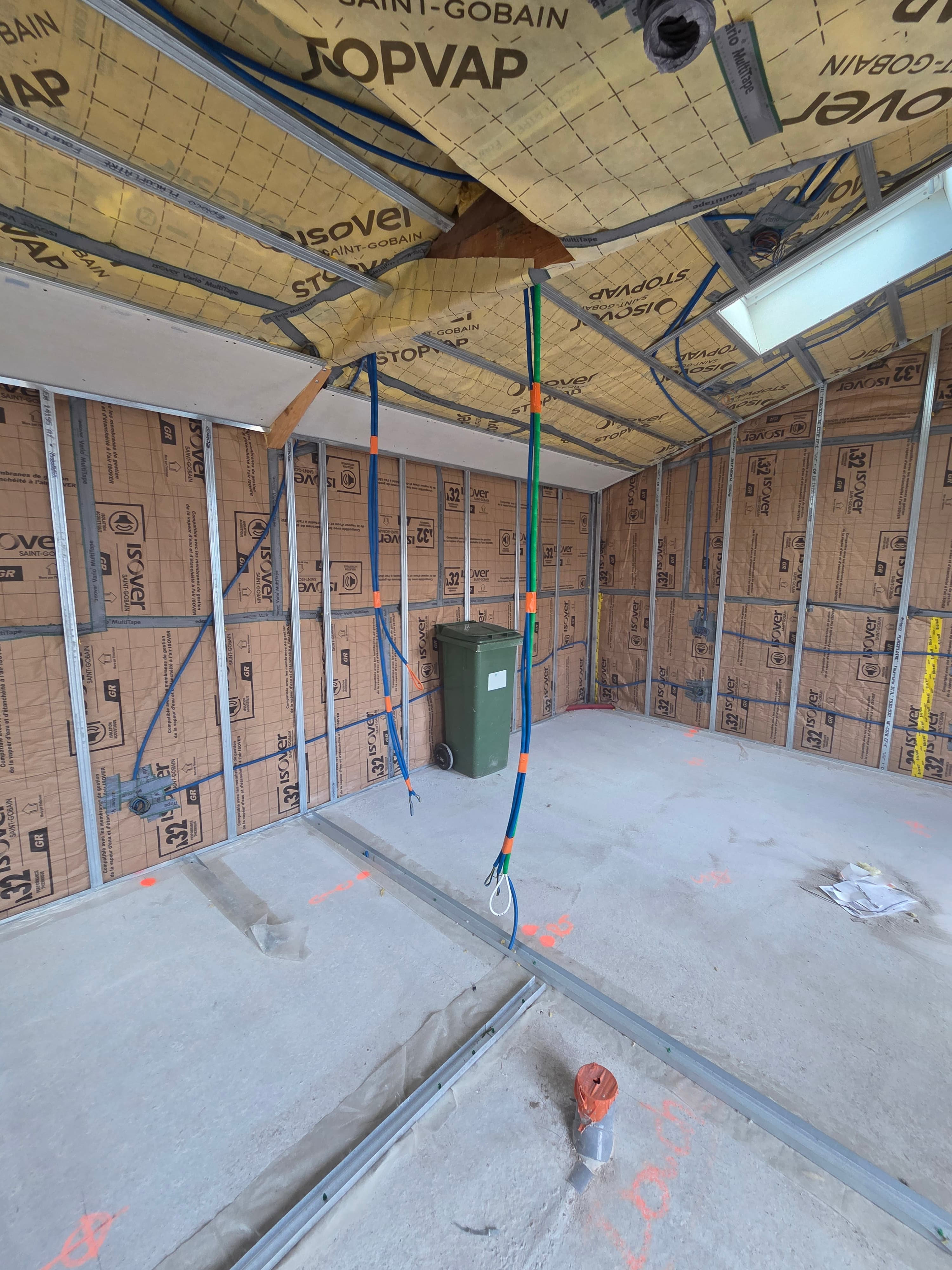 Réseau de câbles électriques en cloison